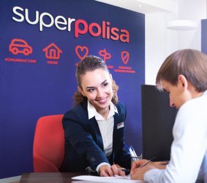 Superpolisa Partner Zielona Góra - Agent sprzedaje polisę zadowolonemu klientowi