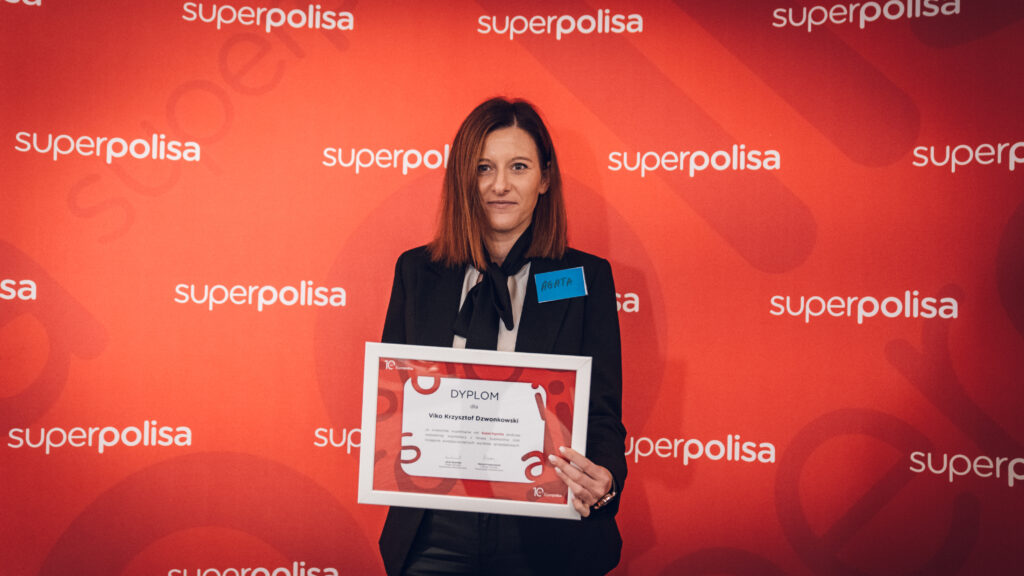 Super Agent z nagrodą jubileuszową - statuetka 10-lecie Grupy Superpolisa